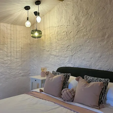 Holiday home Domaine Belotterie, Rural French Retreat, Sleeps 15 Plus, Pool & Orchard *