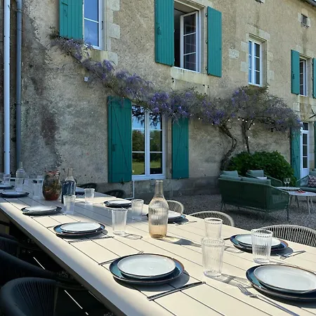 Domaine Belotterie, Rural French Retreat, Sleeps 15 Plus, Pool & Orchard Holiday home *