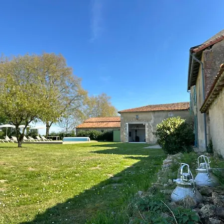 Semesterbostad Domaine Belotterie, Rural French Retreat, Sleeps 15 Plus, Pool & Orchard Château-Garnier