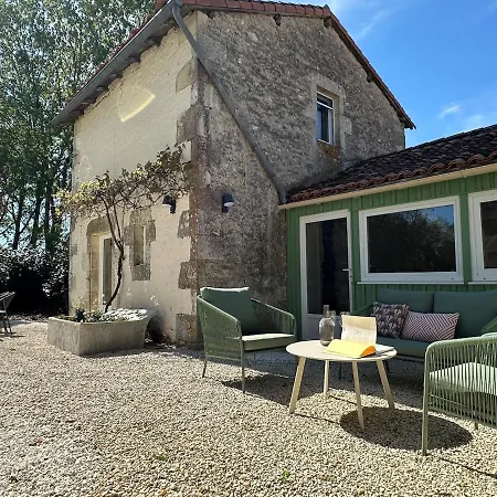 Domaine Belotterie, Rural French Retreat, Sleeps 15 Plus, Pool & Orchard Holiday home Chateau-Garnier