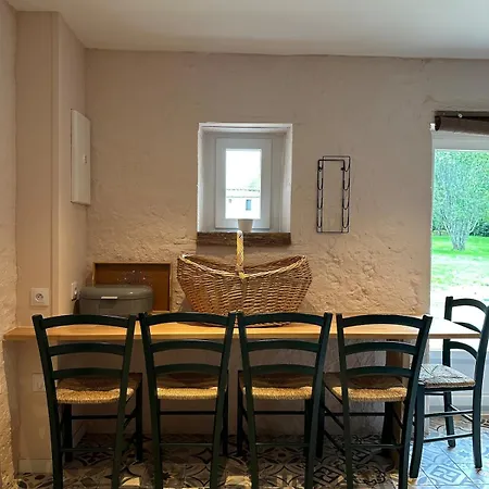 Semesterbostad Domaine Belotterie, Rural French Retreat, Sleeps 15 Plus, Pool & Orchard *